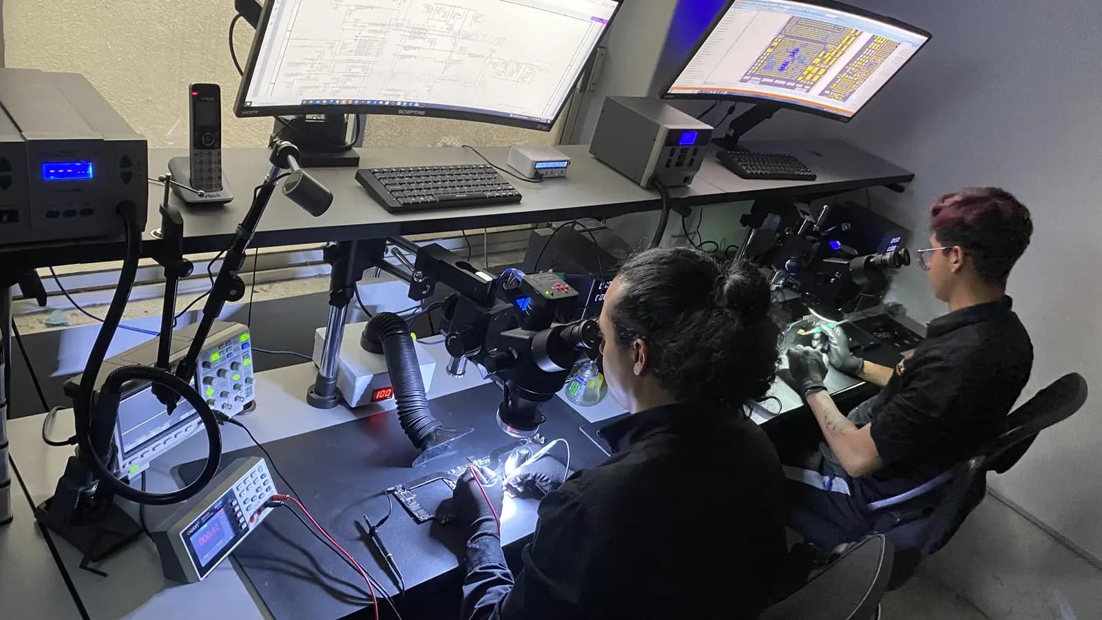 Técnicos de Repárame trabajando en microscopios en el laboratorio de electrónica en Monterrey