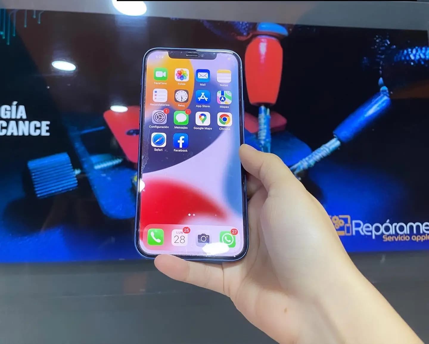 iPhone con pantalla nueva encendido en el mostrador de Repárame en Monterrey
