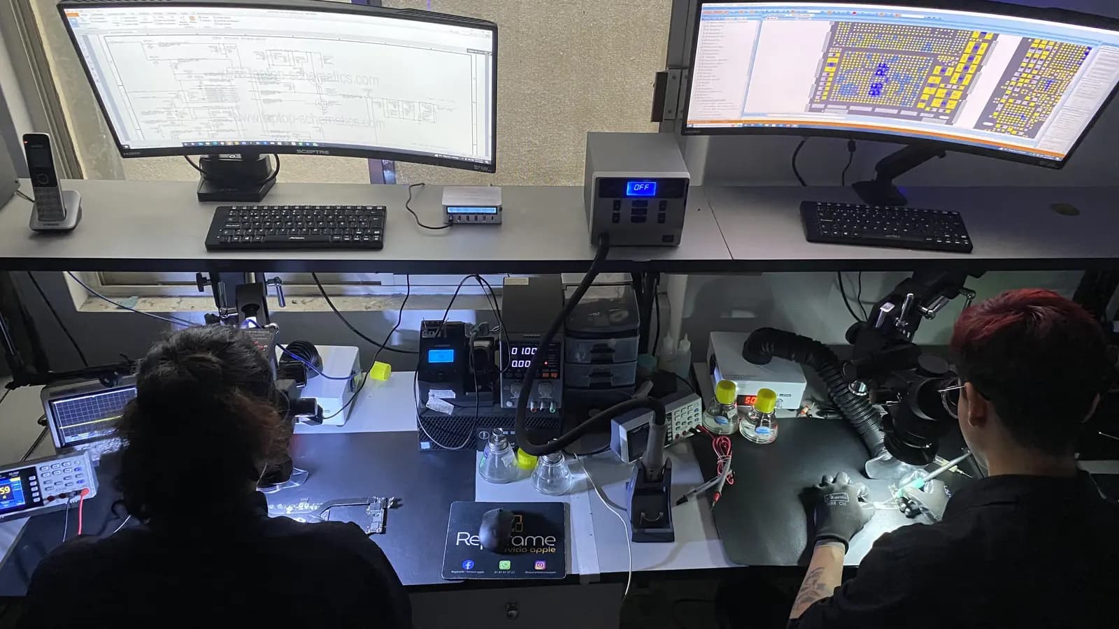 Repárame electronics lab with a logic board schematic and boardview on screen